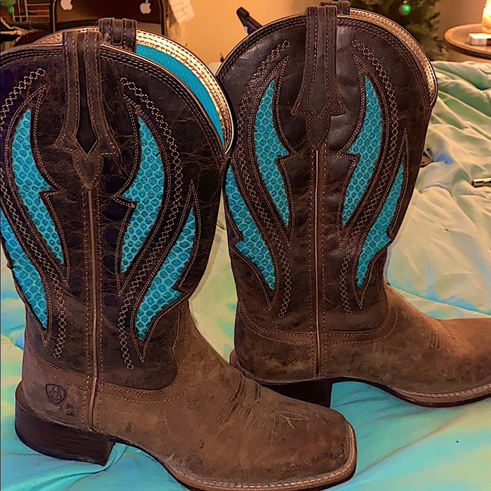 Brand NEW ARIAT BOOTS!! I only wore 3 times!! - Picture 2 of 5